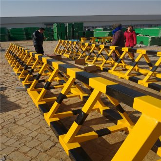 學(xué)校工廠門口拒馬路障護(hù)欄三角移動(dòng)防撞護(hù)欄