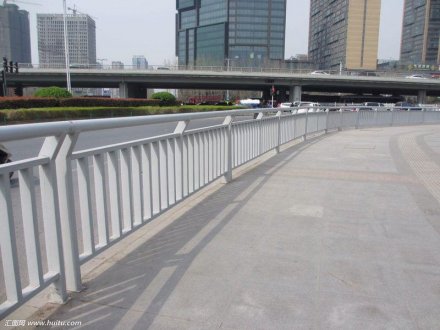 <b>公路護欄網(wǎng)的安裝方法</b>